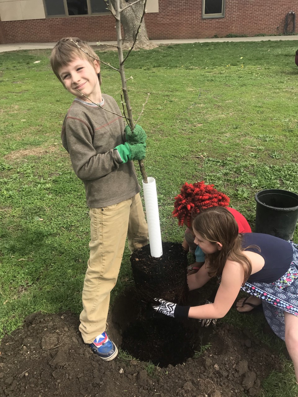 Hillis Students Plant Apple Trees - Hillis Elementary School