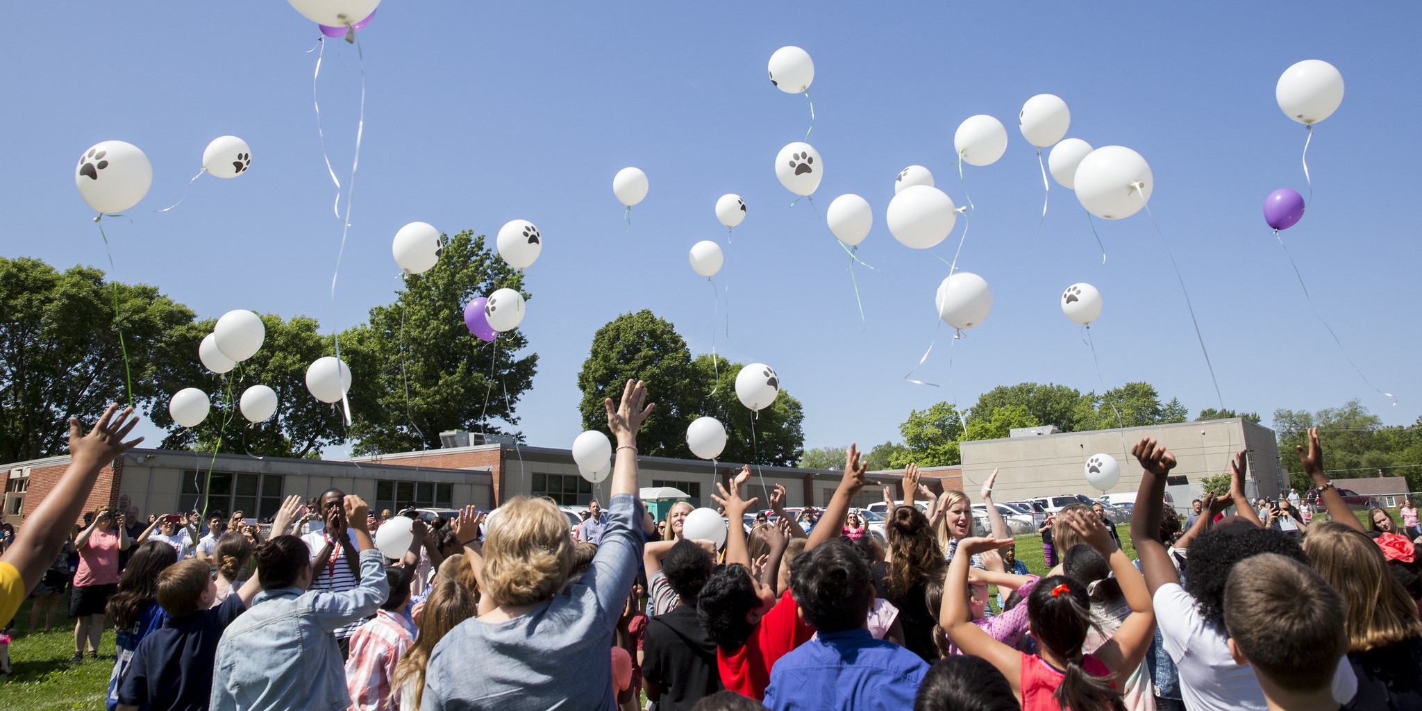 Hillis Elementary School Students Releasing Balloons